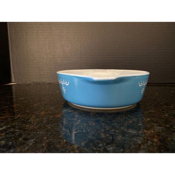 Pyrex Snowflake Garland Cinderella Round 1 Pint Casserole Dish, White on Blue, - Picture 4 of 9